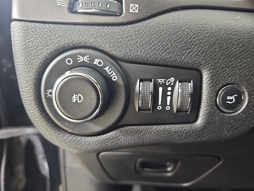 Used 2019 Jeep Cherokee Trailhawk AWD/4WD image 31