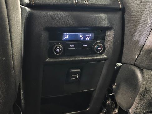 Used 2021 Chevrolet Traverse LT FWD image 28
