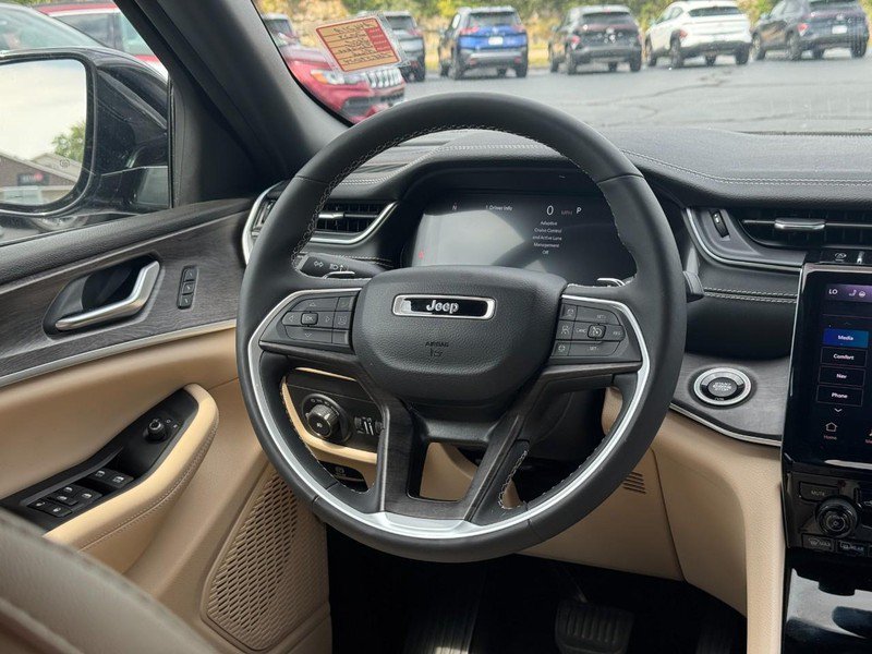 Used 2023 Jeep Grand Cherokee L Limited AWD/4WD image 15