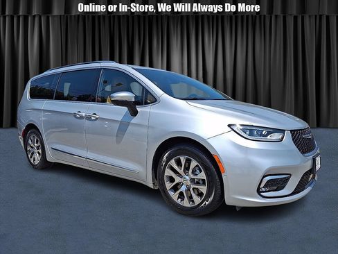 Used 2023 Chrysler Pacifica Pinnacle FWD image 1