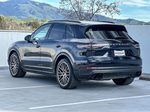 Certified 2023 Porsche Cayenne Platinum Edition image 3