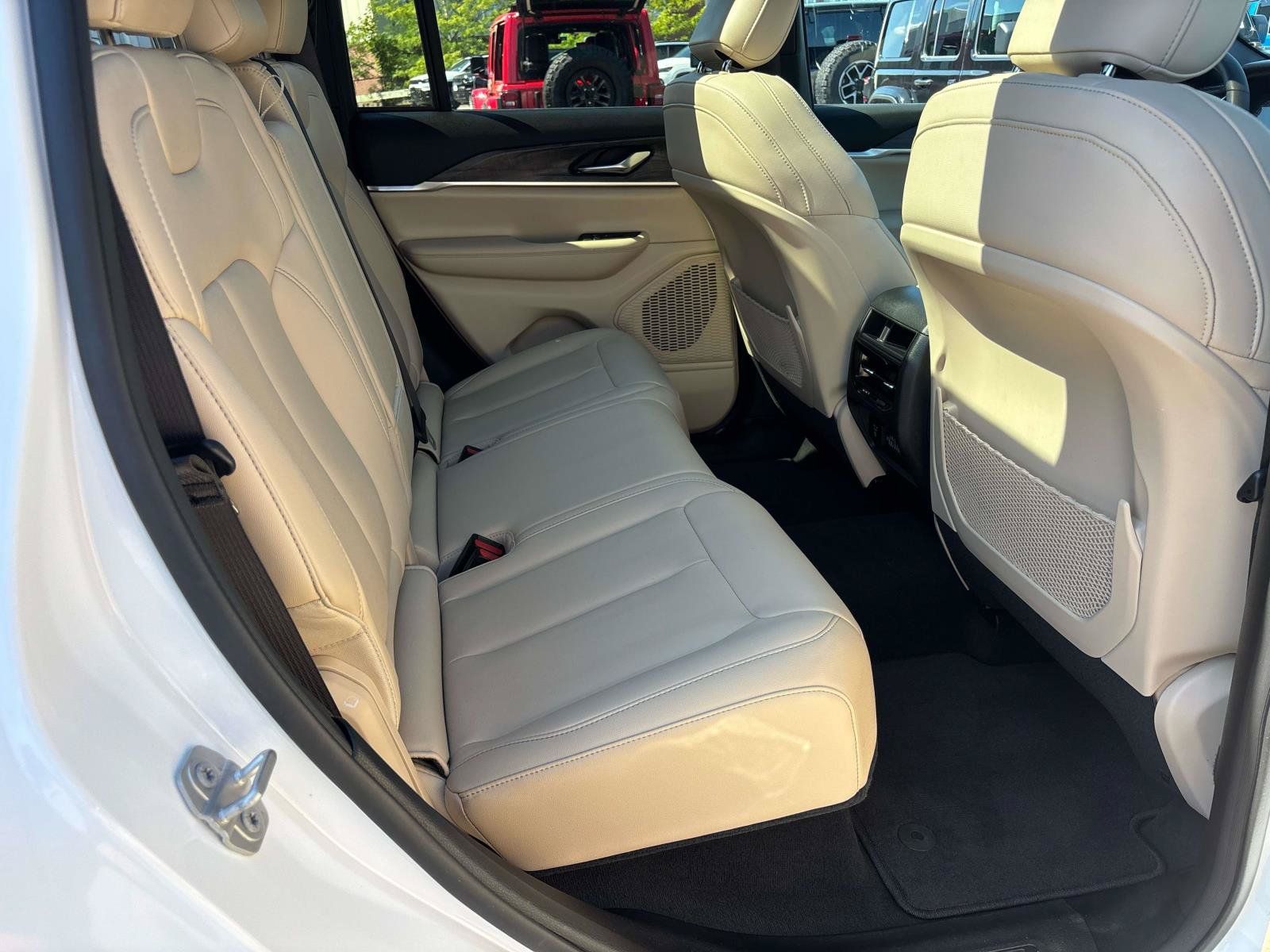 Certified 2024 Jeep Grand Cherokee Limited AWD/4WD image 17