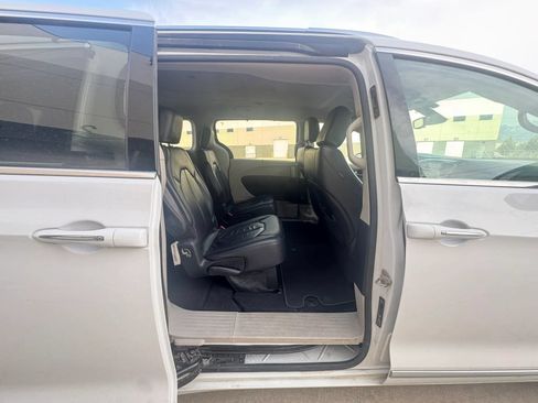 Used 2018 Chrysler Pacifica Touring-L FWD image 13