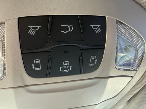 Used 2020 Chrysler Pacifica Touring-L w/ Advanced Safetytec Group FWD image 6
