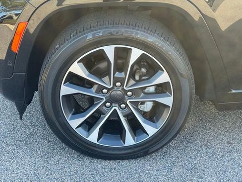 Used 2023 Jeep Grand Cherokee Overland w/ Luxury Tech Group IV AWD/4WD image 4