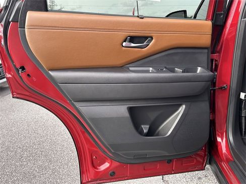 Certified 2024 Nissan Pathfinder Platinum w/ Black Appearance Package image 23