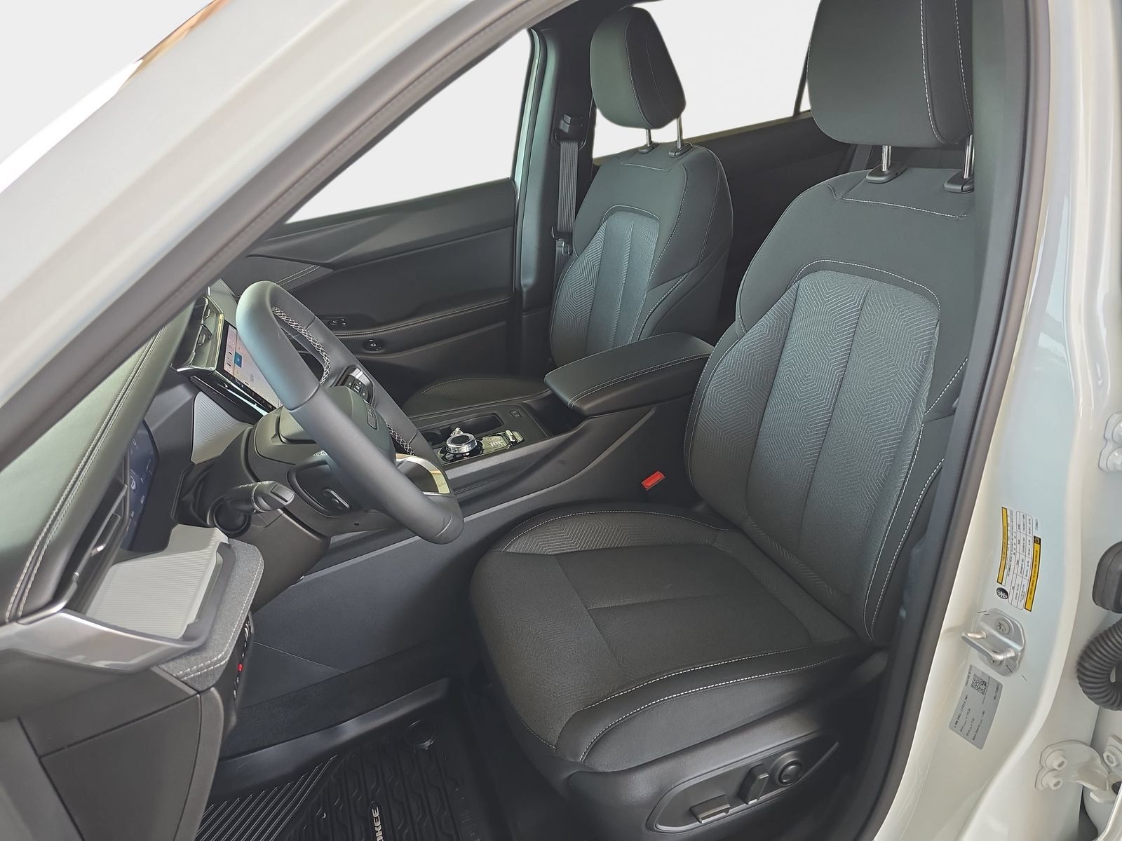 Used 2026 Jeep Cherokee Laredo AWD/4WD image 17
