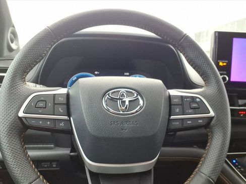 Certified 2025 Toyota Sienna XLE Woodland Edition image 30