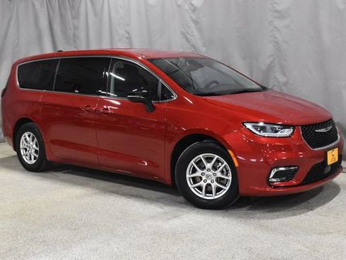 Certified 2024 Chrysler Pacifica Touring-L image 4