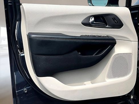 Used 2021 Chrysler Pacifica Touring-L FWD image 17