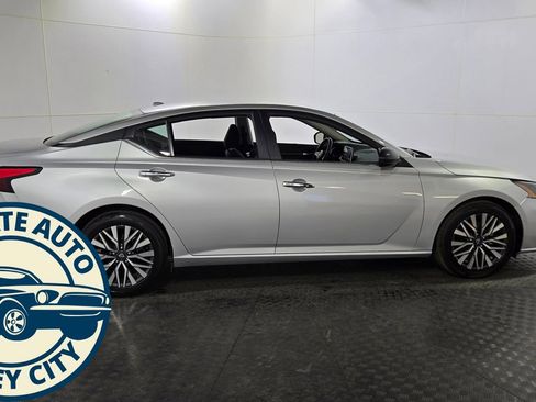 Used 2024 Nissan Altima 2.5 SV image 8