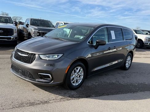 Used 2023 Chrysler Pacifica Touring-L image 35