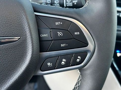 Used 2023 Chrysler Pacifica Touring-L AWD/4WD image 20