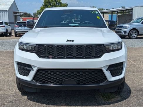 Used 2025 Jeep Grand Cherokee Altitude AWD/4WD image 9