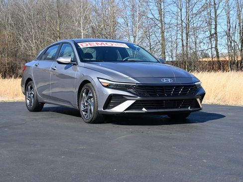 Used 2024 Hyundai Elantra SEL w/ Convenience Package image 1