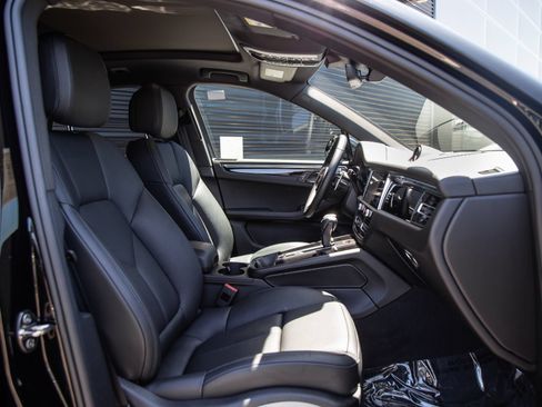 Certified 2025 Porsche Macan AWD/4WD image 26