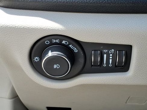 Used 2024 Chrysler Pacifica Limited FWD image 21