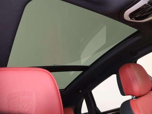 Used 2021 Porsche Macan S image 11