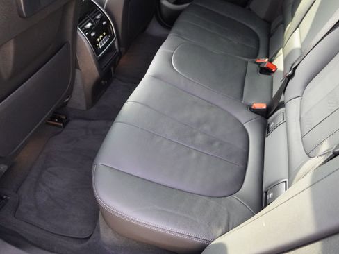 Used 2022 BMW X6 xDrive40i w/ Premium Package image 32