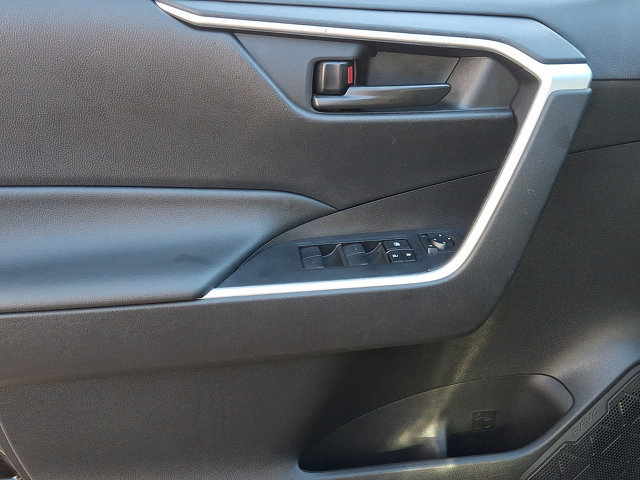 Used 2021 Toyota RAV4 LE AWD/4WD image 13