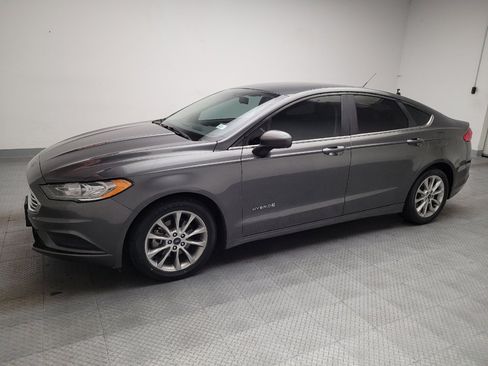 Used 2017 Ford Fusion SE FWD image 2