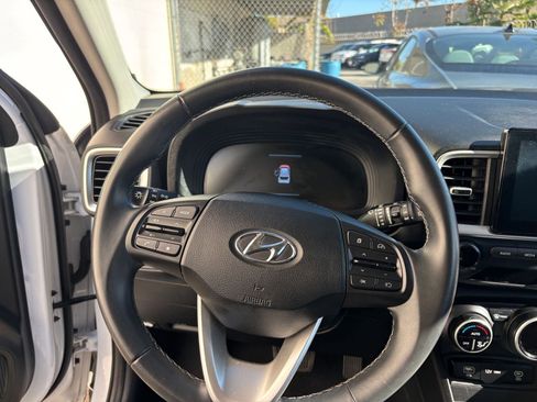 Used 2025 Hyundai Venue SEL image 34