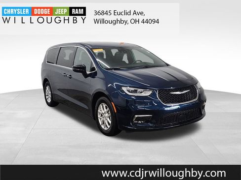Used 2025 Chrysler Pacifica Select FWD image 3