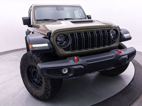 Used 2025 Jeep Gladiator Mojave w/ Convenience Group image 5