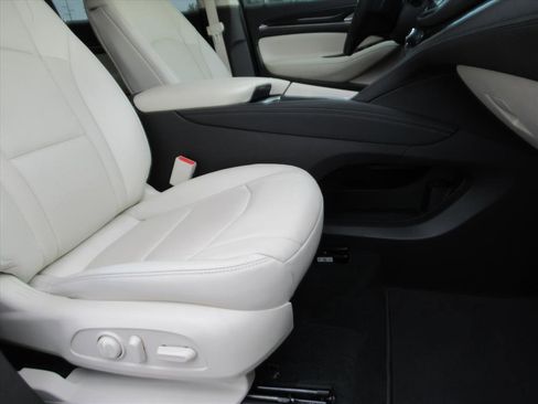 Used 2023 Buick Enclave Essence image 9