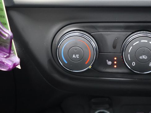 Used 2025 Chevrolet Trax RS w/ Sunroof Package image 27