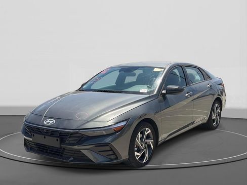 Used 2025 Hyundai Elantra SEL FWD image 3