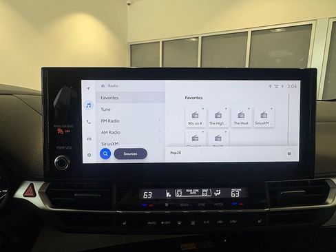 Used 2025 Toyota Sienna XLE AWD/4WD image 3