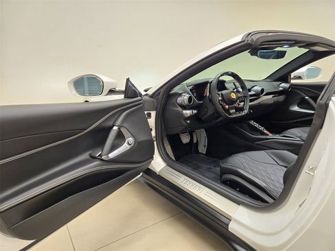 Used 2022 Ferrari 812 GTS image 17