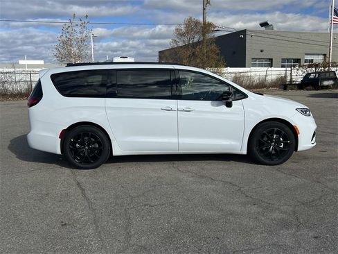 New 2026 Chrysler Pacifica Limited image 2