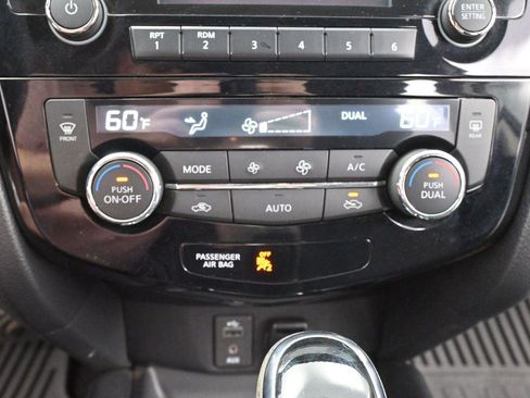 Used 2017 Nissan Rogue SV FWD image 23