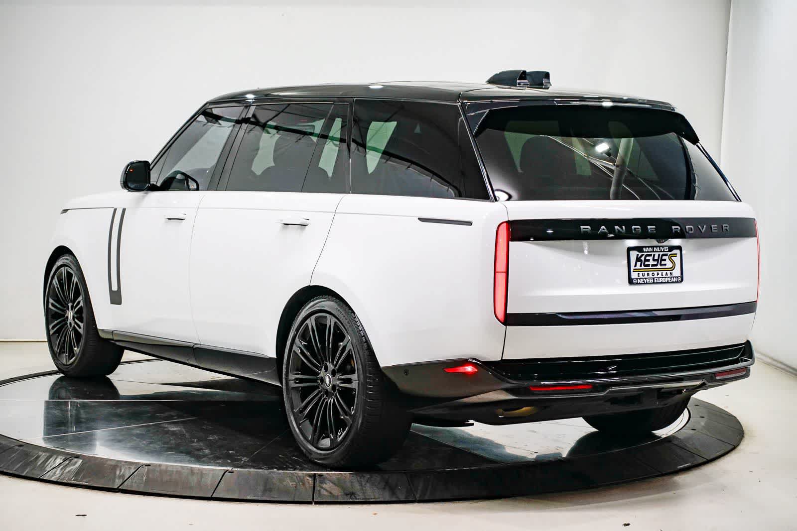 Used 2024 Land Rover Range Rover Long Wheelbase SE AWD/4WD image 2