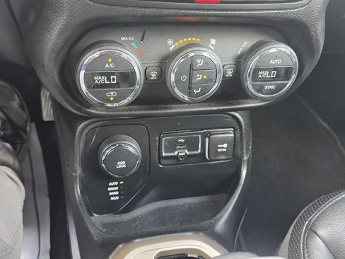 Used 2016 Jeep Renegade Limited AWD/4WD image 18