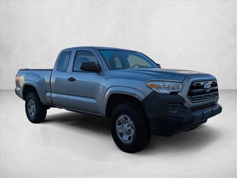 Used 2017 Toyota Tacoma SR image 3