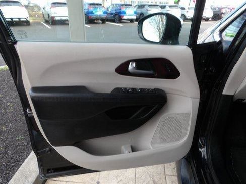 Used 2018 Chrysler Pacifica Limited w/ Tire & Wheel Group image 29