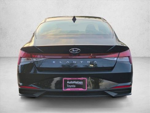 Used 2022 Hyundai Elantra SE FWD image 7
