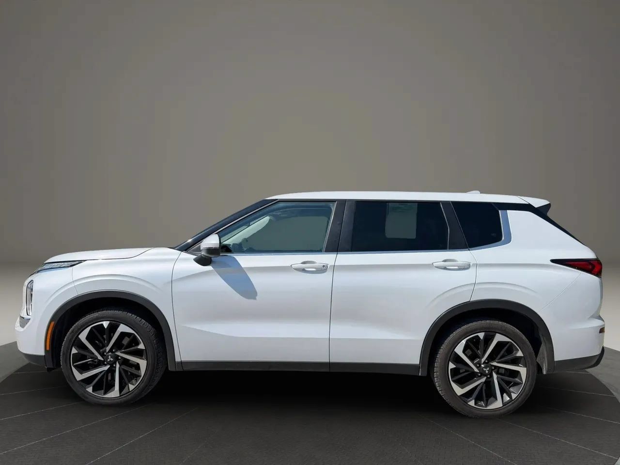 Used 2022 Mitsubishi Outlander ES FWD image 2