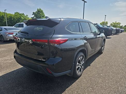 Used 2022 Toyota Highlander XLE AWD/4WD image 7