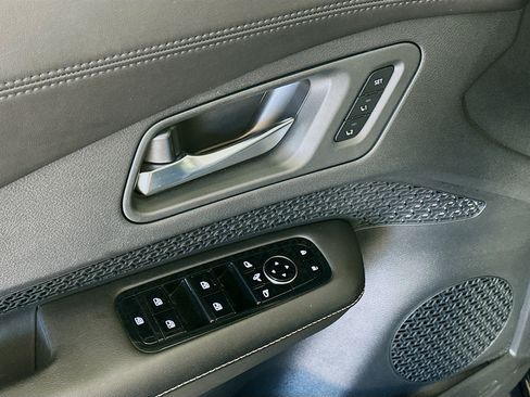 Used 2023 Nissan Ariya AWD image 15