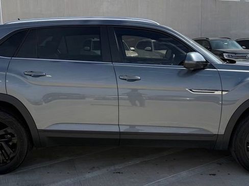 Used 2023 Volkswagen Atlas Cross Sport SE w/ Panoramic Sunroof Package FWD image 5