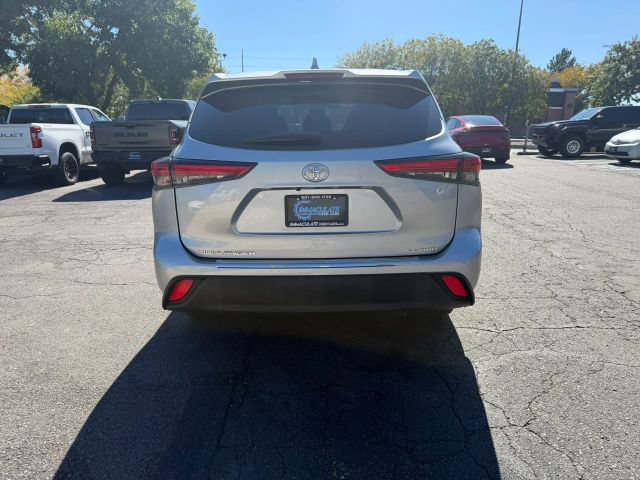 Used 2020 Toyota Highlander LE AWD/4WD image 4