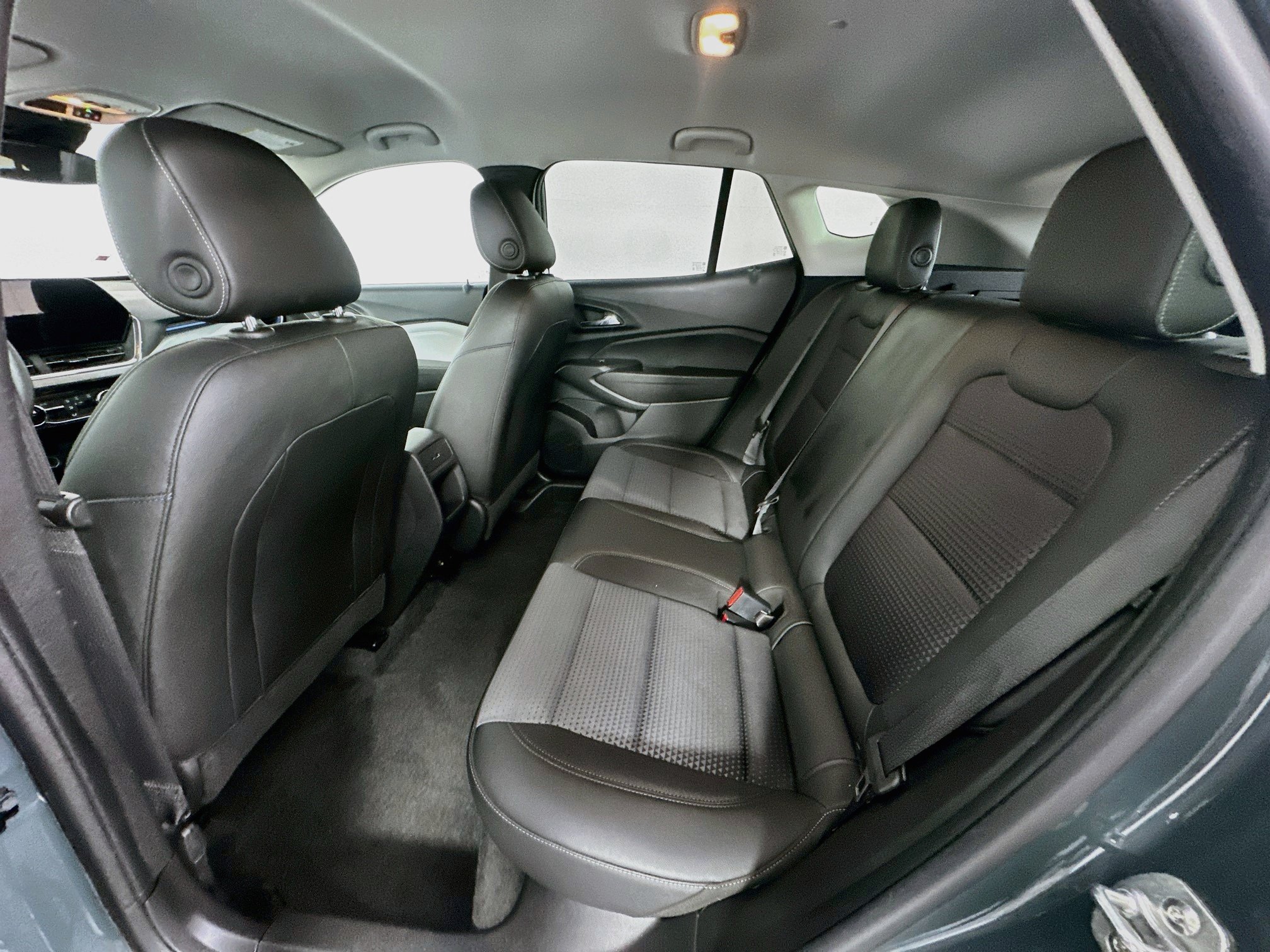 Used 2025 Chevrolet Trax LT FWD image 25