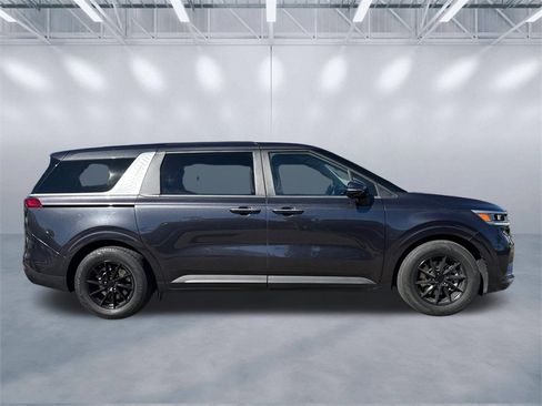 Used 2022 Kia Carnival LX image 3