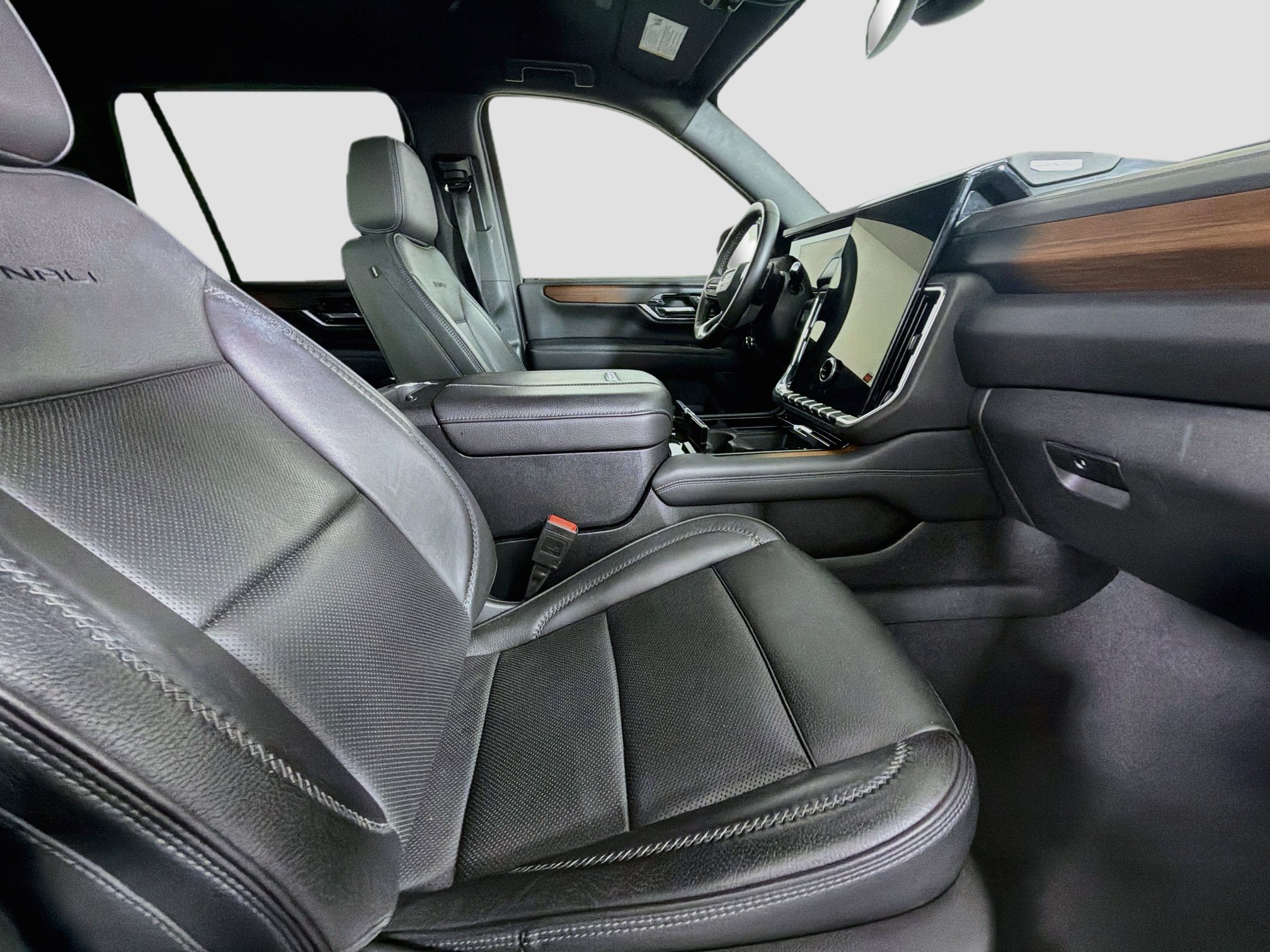 Used 2025 GMC Yukon Denali RWD image 32