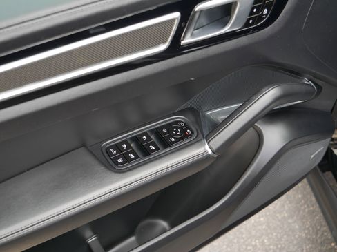 Used 2020 Porsche Cayenne Turbo S image 19