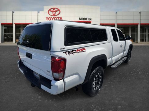 Used 2016 Toyota Tacoma TRD Off-Road w/ Premium & Technology Package AWD/4WD image 5